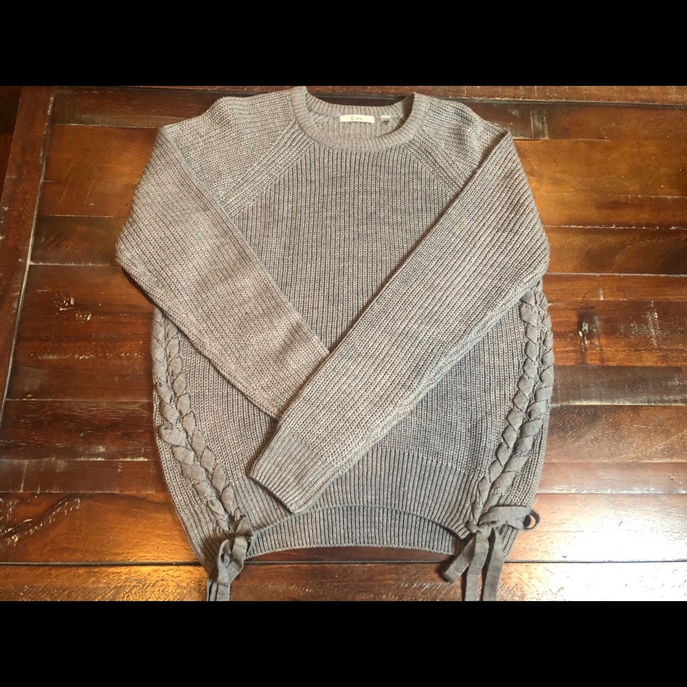 Gray sweat with cute ties on sides!